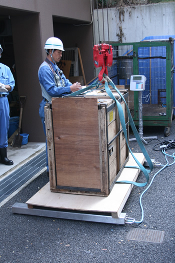 檻を含めた重さを量ります