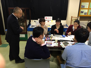 参加者にアドバイスする広瀬先生（撮影：外平友佳里）