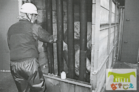天王寺動物園を出発する日、捕獲檻（おり）に入ったクロサイのサミー（2002年4月）