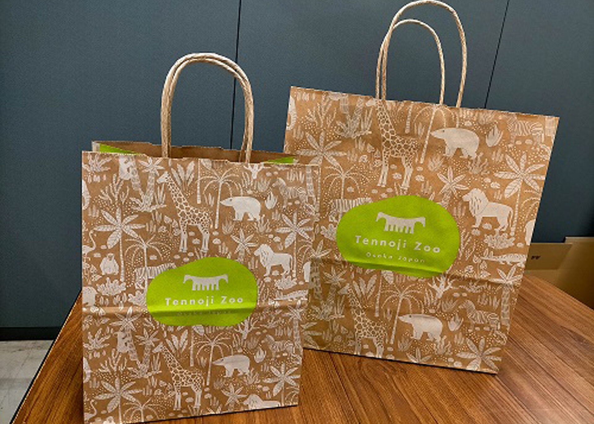 園内売店の袋に紙素材を使用し、来園者にエコバッグの利用を推奨